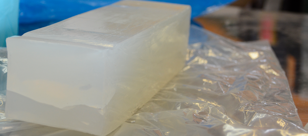 ¿De dónde proviene la goma de silicona?